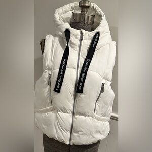 Calvin Klein performance puffer vest.  NWOT, size L. Ivory with black accent.